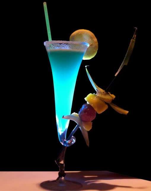cocktail-albastru-curacao_72fcd5b63fb226